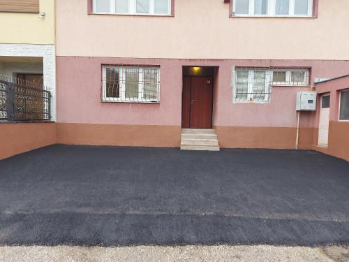 un edificio con aparcamiento frente a una puerta en New apartment Old town with free parking, en Sarajevo