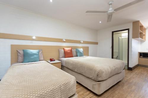 Una cama o camas en una habitación de Broome Time Resort