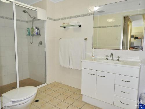 鮑恩的住宿－玫瑰灣度假酒店，浴室配有卫生间、盥洗盆和淋浴。