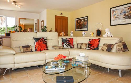 a living room with a couch with pillows on it at Stunning Home In Puisserguier in Puisserguier