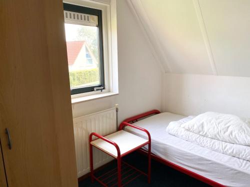 Un pat sau paturi într-o cameră la Hello Zeeland - Vakantiehuis Stern 202