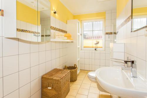 a bathroom with a sink and a toilet at Deichweg 12 in Zingst