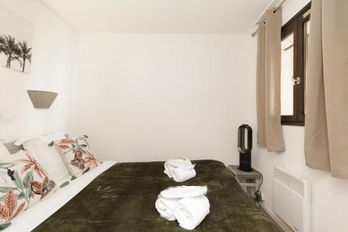 une chambre avec un lit avec des serviettes dessus dans l'établissement ZAHARA 123 YourHostHelper, à Cannes