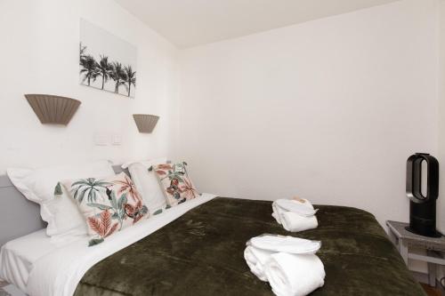 une chambre avec un lit avec des serviettes dessus dans l'établissement ZAHARA 123 YourHostHelper, à Cannes