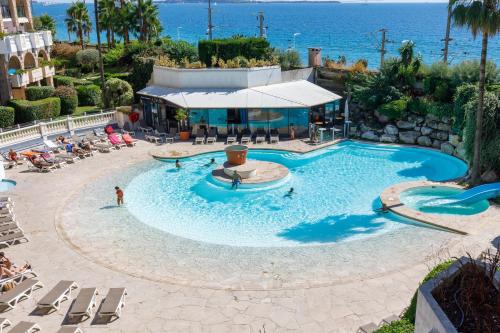 une grande piscine avec l'océan en arrière-plan dans l'établissement ZAHARA 123 YourHostHelper, à Cannes