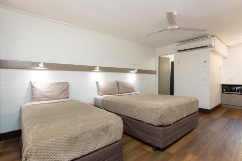 Una cama o camas en una habitación de Broome Time Resort
