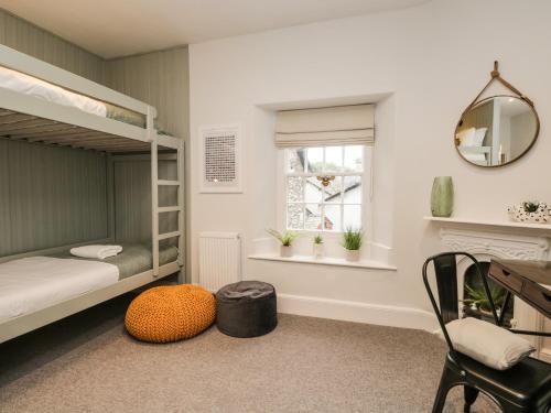 Uma ou mais camas em beliche em um quarto em Pear Tree Cottage