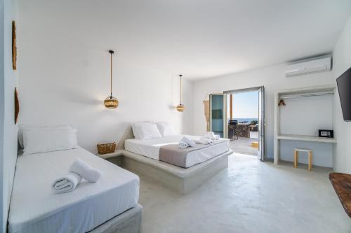 Ένα ή περισσότερα κρεβάτια σε δωμάτιο στο Amethyst Luxury Suites Oia