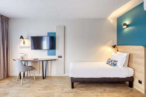 Кровать или кровати в номере Appart'City Confort Paris Clichy - Mairie