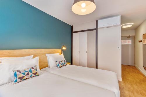 Кровать или кровати в номере Appart'City Confort Paris Clichy - Mairie
