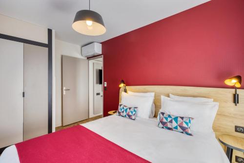 Кровать или кровати в номере Appart'City Confort Paris Clichy - Mairie