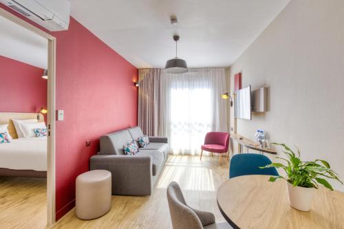 Кровать или кровати в номере Appart'City Confort Paris Clichy - Mairie