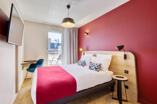Кровать или кровати в номере Appart'City Confort Paris Clichy - Mairie