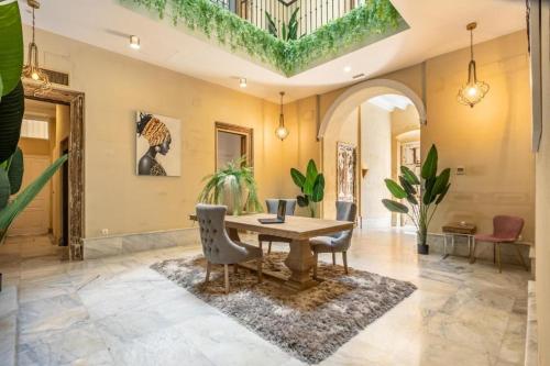 a dining room with a table and chairs at Catedral Suites Jerez in Jerez de la Frontera
