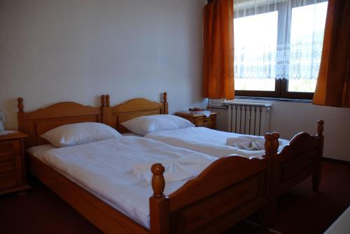 カルパチにあるOśrodek Wypoczynkowy Pod Stokiemのベッドルーム1室(ベッド2台、大きな窓付)