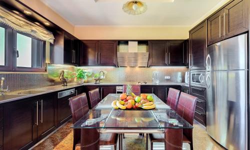 Η κουζίνα ή μικρή κουζίνα στο Cretan Sunny Villa With Heated Pool