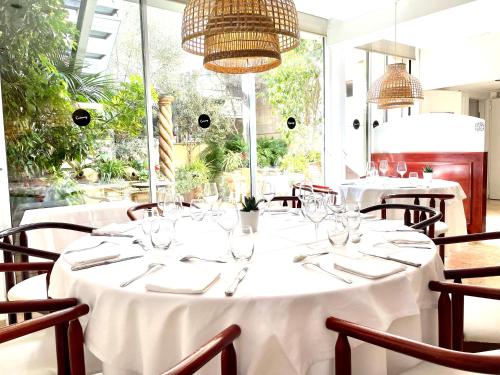 a dining room with a table with white tablecloths at Hotel Calasanz in Molins de Rei