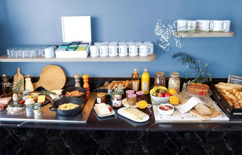 un buffet con muchos tipos diferentes de comida en una mesa en Appart'City Collection Paris Grande Bibliothèque, en París