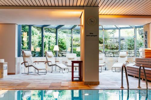 RonnenbergにあるHotel Benther Bergのロビー(テーブル、椅子、プール付)