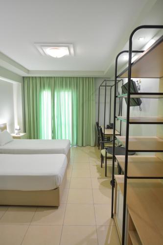 Una cama o camas en una habitación de Perinthos Hotel
