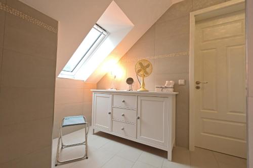 a bathroom with a white cabinet and a skylight at Studio SAVOIR & VIVRE Adults Only - Anno 2021 - in Garding
