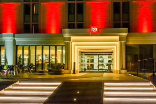 a building with red lights in front of it at ibis Périgueux Centre in Périgueux