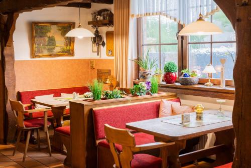 un ristorante con tavoli e sedie e una finestra di Gästezimmer 2 im Landgasthaus Lindenhof a Fresenburg