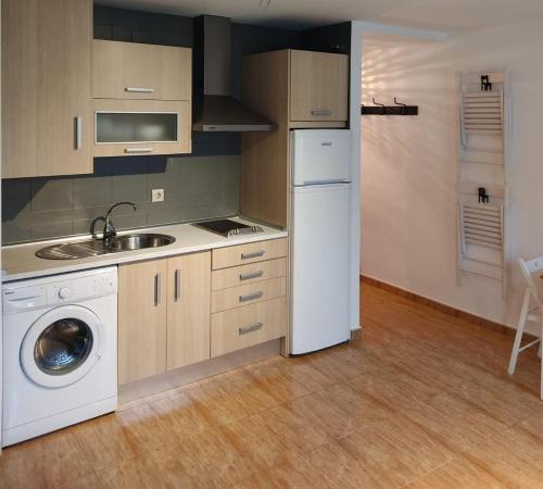 a kitchen with a sink and a washing machine at VFT Aguayo 6 in Baeza