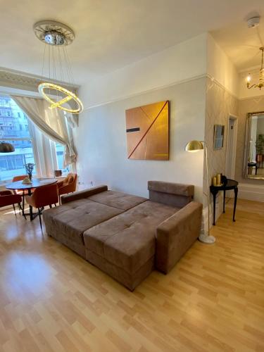 a large bedroom with a large brown bed in a room at Ann Apartments opposite the Pier with sea view in Portsmouth