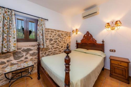 a bedroom with a bed and a window at Ca Sa Padrineta in Capdepera