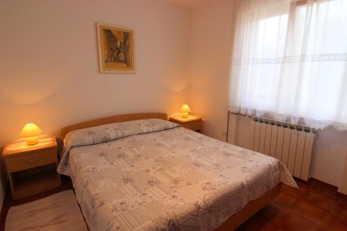1 dormitorio con 1 cama y 2 lámparas en las mesas en MONIKA A2+2 en Novigrad Istria