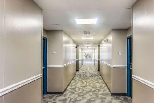 a corridor of an office building with a hallway at Econo Lodge in Savannah