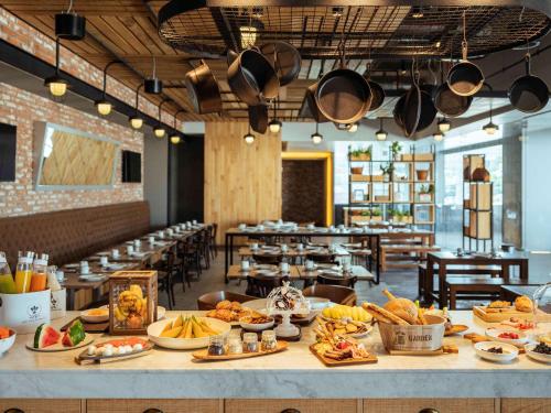 a cafeteria with a table full of food at Novotel Mexico City Toreo in Mexico City