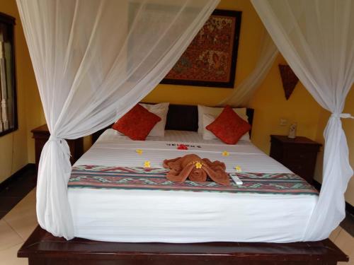 Katil atau katil-katil dalam bilik di Tirta Sari Bungalow