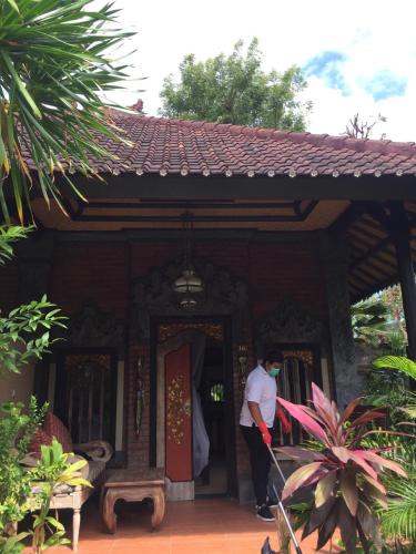 Bangunan di mana terletaknya rumah tamu ini