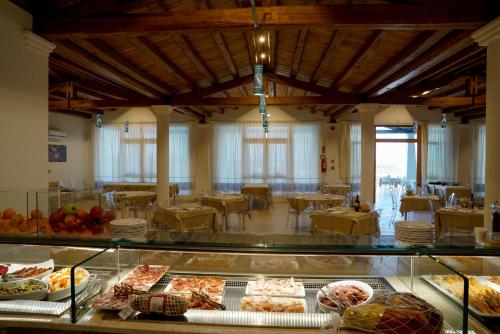 una stanza piena di tanti tipi diversi di cibo di GH Santina Resort & SPA a Valledoria