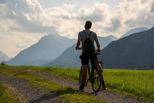 a man riding a bike on a dirt road at Das Bergquartier - Ferienwohnung Krottenkopf in Oberau