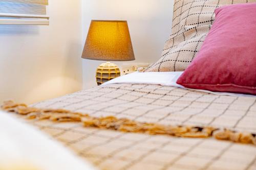 Кровать или кровати в номере Luxury One-Bedroom Apartment with Private Garden Lukomorye E3