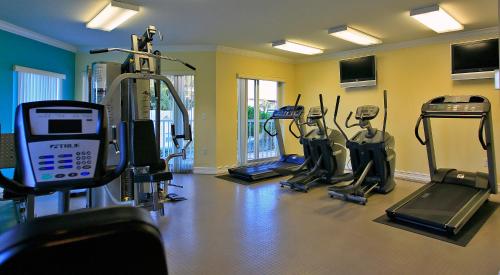 Fitness centrum a/nebo fitness zařízení v ubytování Sunset Vistas Two Bedroom Beachfront Suites