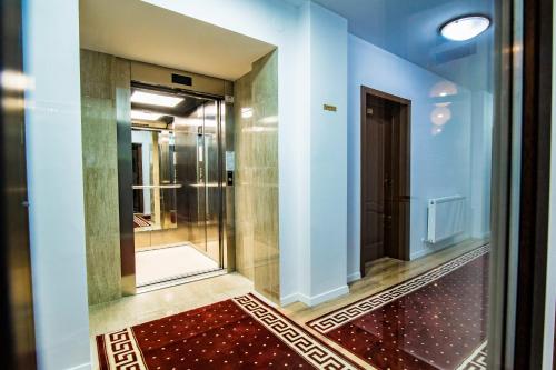 einen Flur mit ebenerdiger Dusche und Glastür in der Unterkunft Hotel Class in Brezoi
