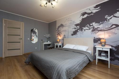 エカテリンブルクにあるEtazhiDaily in Malevichのベッドルーム1室(ベッド1台付)とドラゴンの壁画が備わります。