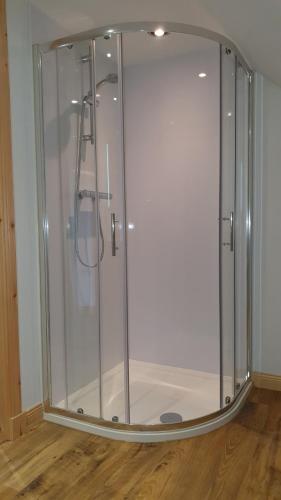 um chuveiro com uma caixa de vidro num quarto em Hebridean Stay em Creagorry