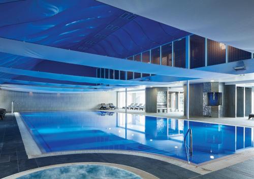 una gran piscina con techo azul en Formby Hall Golf Resort & Spa, en Southport