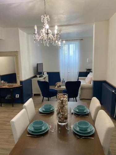 une salle à manger et un salon avec une table et des chaises dans l'établissement Le Clos Saint Martin, à Périgueux