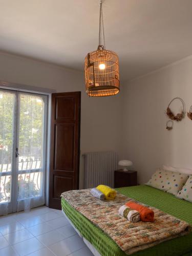 ein Schlafzimmer mit einem Bett mit ausgestopften Tieren darauf in der Unterkunft La casetta in Rocca San Felice
