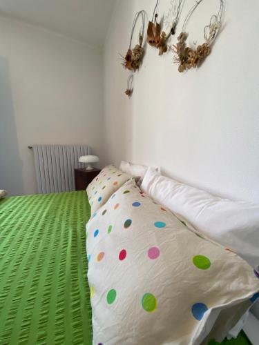 ein Bett mit einem Polka-Punkt-Kissen darauf in der Unterkunft La casetta in Rocca San Felice