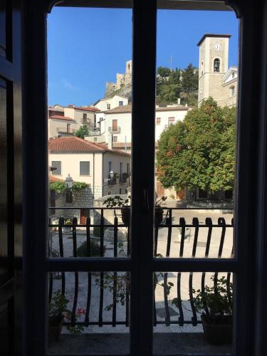 ein offenes Fenster mit Stadtblick in der Unterkunft La casetta in Rocca San Felice
