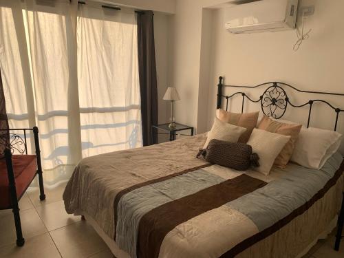 - une chambre avec un grand lit et des oreillers dans l'établissement Paseo de los Poetas Esteco 260, à Salta