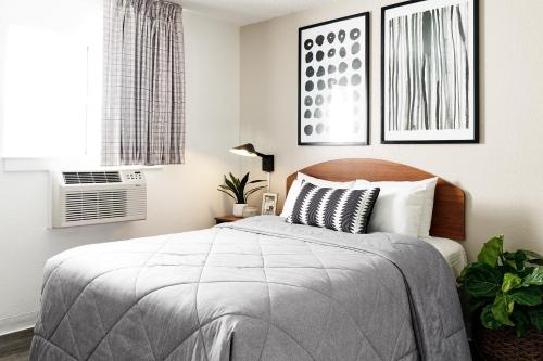 Un pat sau paturi într-o cameră la InTown Suites Extended Stay Dallas TX - North Richland Hills