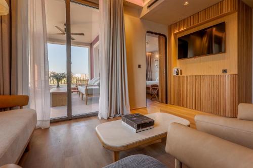 een woonkamer met een bank en een tafel bij Only YOU Hotel Málaga in Málaga
